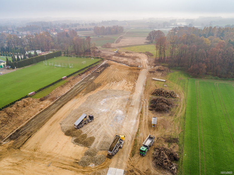 Budowa drogi ekspresowej S-1 - odcinek Dankowice - węzeł Suchy Potok - zdjęcia z drona - 15.11.2022 - autor: GDDKiA