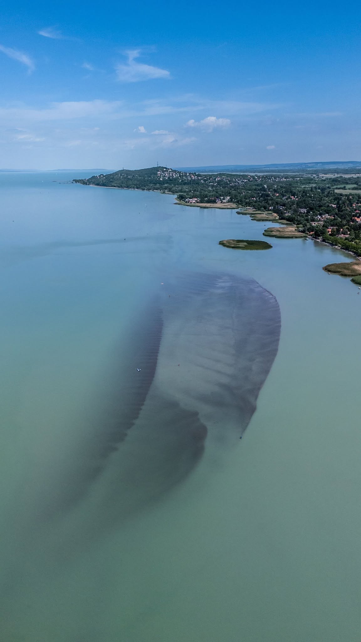 Pre nízku hladinu vody sa v jazere objavil nezvyčajný útvar.