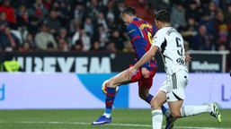 lewandowski o tym meczu będzie chciał zapomnieć. częściej leżał na murawie niż strzelał na bramkę