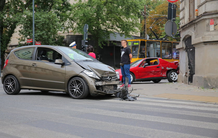 Wypadek na Wólczańskiej w Łodzi. Ranna kobieta trafiła do szpitala