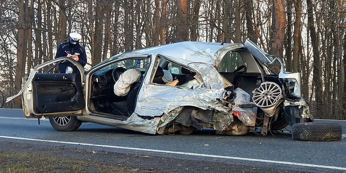 Groźny wypadek w Zawadzie. Kierowca wypadł przez przednią szybę