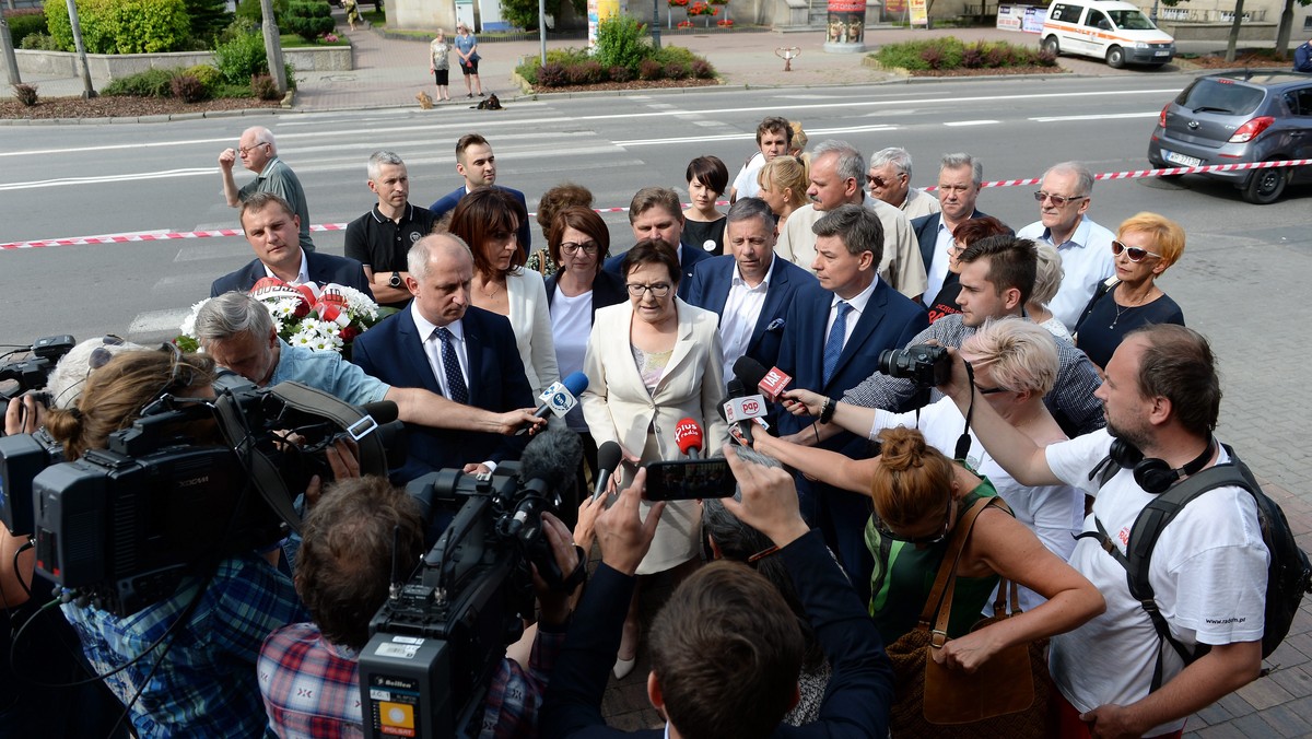 Sławomir Neumanna poinformował, że Platforma Obywatelska złoży jutro zawiadomienie do prokuratury ws. wczorajszego pobicia sympatyka KOD przez przedstawicieli Młodzieży Wszechpolskiej. Zdaniem PO zdarzenie obciąża ministrów Błaszczaka i Zielińskiego. - Ci, którzy rozpostarli dziś parasol ochronny nad tymi ludźmi, za chwilę będą ich zakładnikami - stwierdziła Ewa Kopacz.