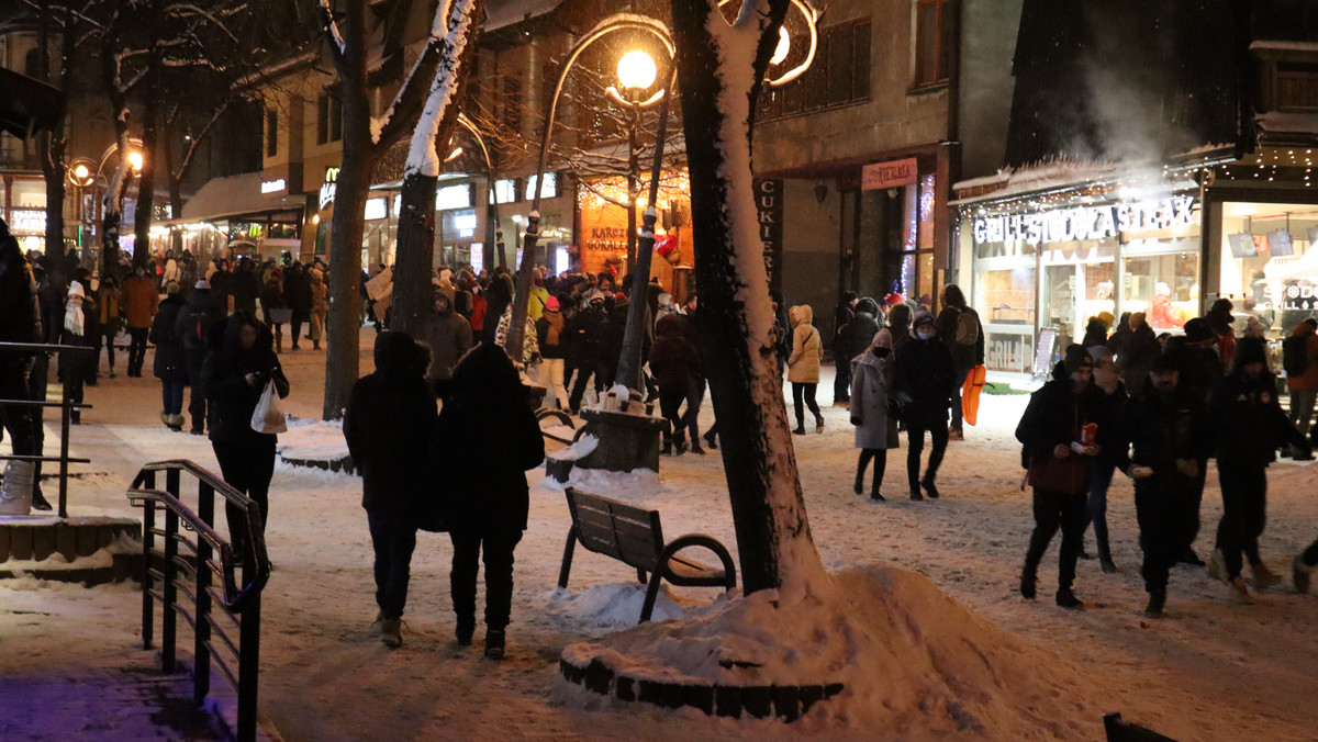 Zakopane: policjant na Krupówkach zamachnął się na turystę