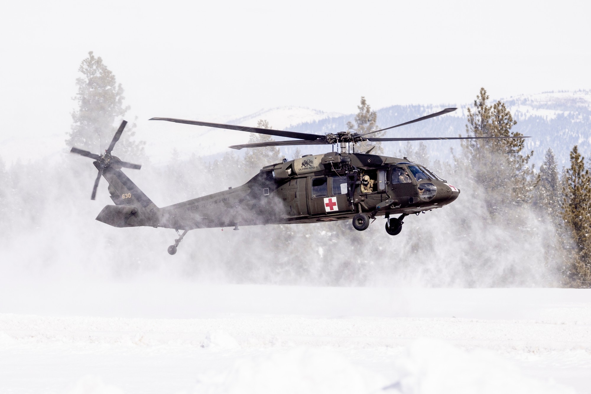 V lyžiarskom stredisku Castle Peak v americkom štáte Kalifornia došlo k zosuvu lavíny.