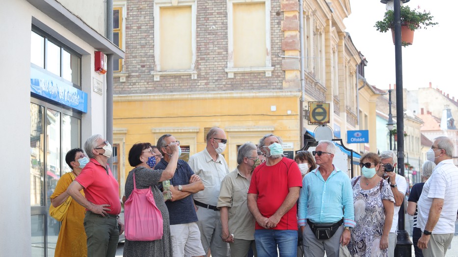 Az öregdiákokat a járvány sem tántorította el attól, hogy idén is találkozzanak. Azért óvatosak, akad köztük, aki tart a vírustól / Fotó: Varga Imre