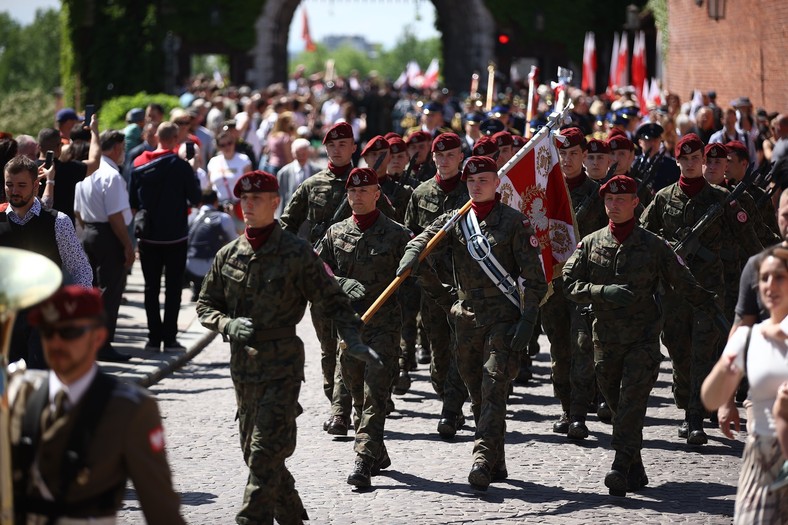Przemarsz Drogą Królewską w Krakowie. Wydarzenie było częścią krakowskich obchodów Narodowego Święta 3 Maja.