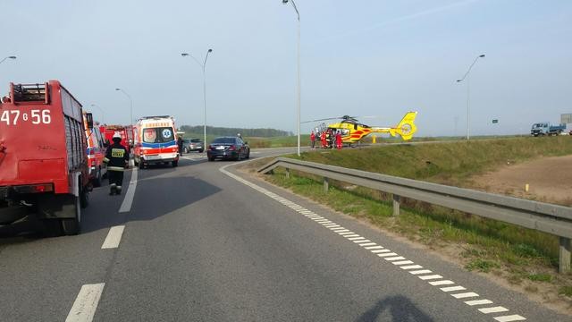 WYPADEK W PELPLINIE. OSOBOWY ZDERZYŁ SIĘ Z BUSEM