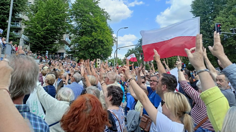 Kadr z manifestacji wykonany przez prezydenta Olsztyna, Piotra Grzymowicza