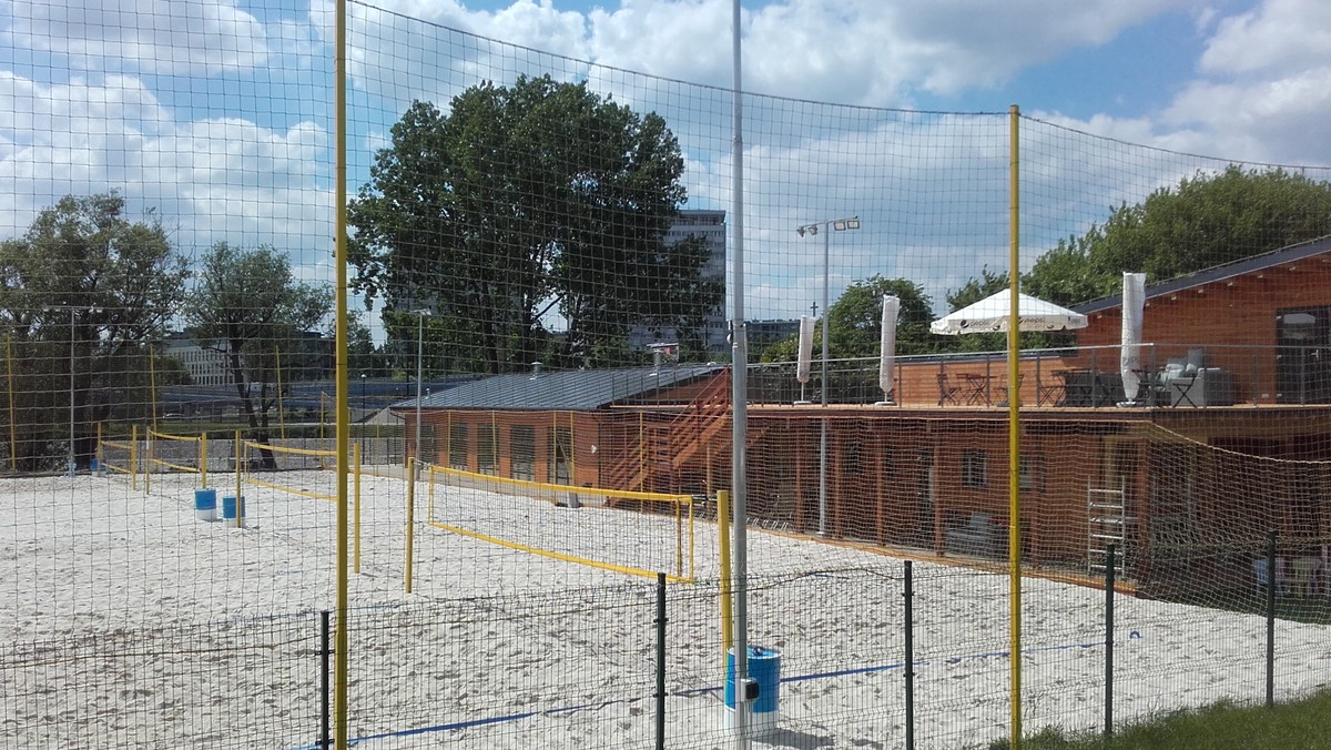 10 boisk do siatkówki plażowej, beach bar i restauracja, taras z widokiem na Wisłę i Stadion Narodowy - to wszystko czeka na odwiedzających Monta Beach Volley Club. Nowy obiekt sportowo-rekreacyjny zostanie otwarty jutro na Cyplu Czerniakowskim.