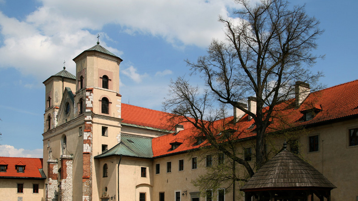 Po informacjach o katastrofalnym stanie zabytkowych rzeźb z tynieckiego klasztoru resort kultury znalazł na ich ratowanie 25 tys. zł. Małopolski urząd marszałkowski dołoży z kolei 20 tys. zł - informuje "Dziennik Polski".