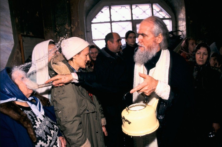 Obred istericvanja đavola koji sprovodi arhimandrit Germana u crkvi u u Sergijevom Posadu