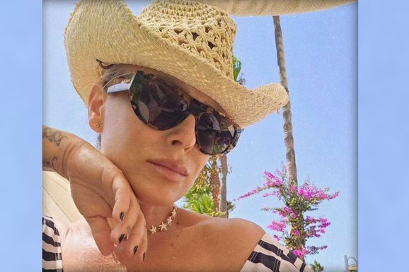 "KAŽE MI ĆERKA DA MI JE ZBRČKAN STOMAK" Naša pevačica (47) objavila fotografiju u kupaćem bez trunke kompleksa, žene joj aplaudiraju