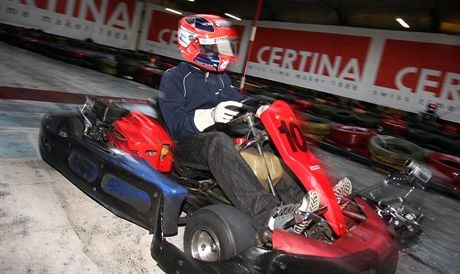 KRAKOW TOR GOKARTOWY PREZENTACJA BMW SAUBER I CERTINANA ZDJECIU KIEROWCA F1 ROBERT KUBICA JEZDZI GOKARTEM16 11 2006FOT TOMASZ JAGODZINSKI AGENCJA KRAKFOTO