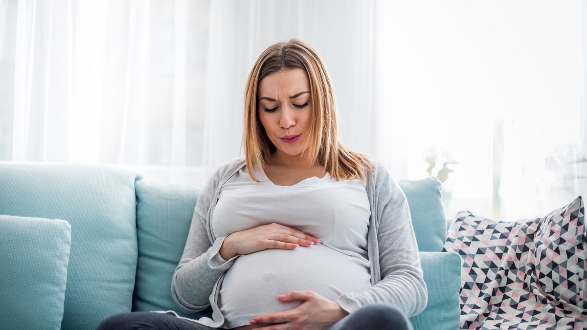 Akcja porodowa: jak przebiega, kiedy się zaczyna, ile trwa? Objawy, fazy porodu
