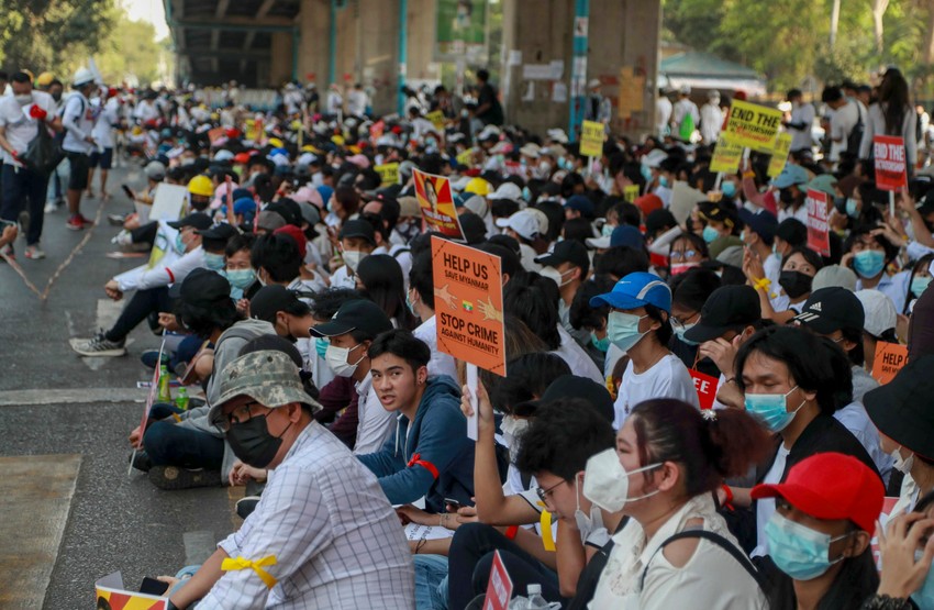 Demonstranti mirno protestuju