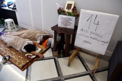 Dzieci na podłodze i pielgrzymki polityków. Kilkanaście dni na sejmowym korytarzu [ZDJĘCIA]