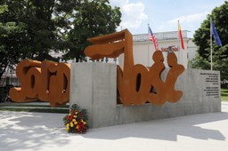 Odsłonięto pomnik Solidarności w Warszawie. Wśród gości m.in. Cichanouska