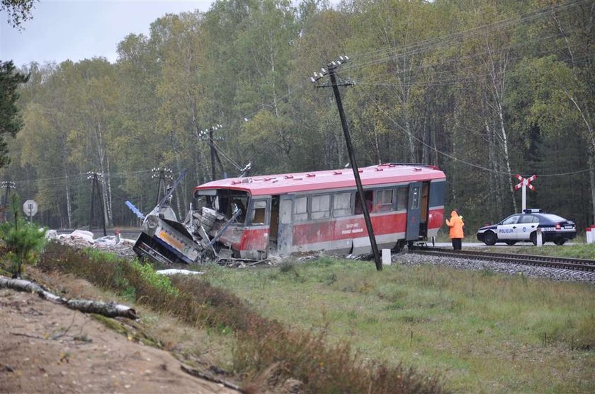 wypadek, pociąg, szynobus, cement, ciężarówka