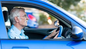 Stariji vozač automobila
