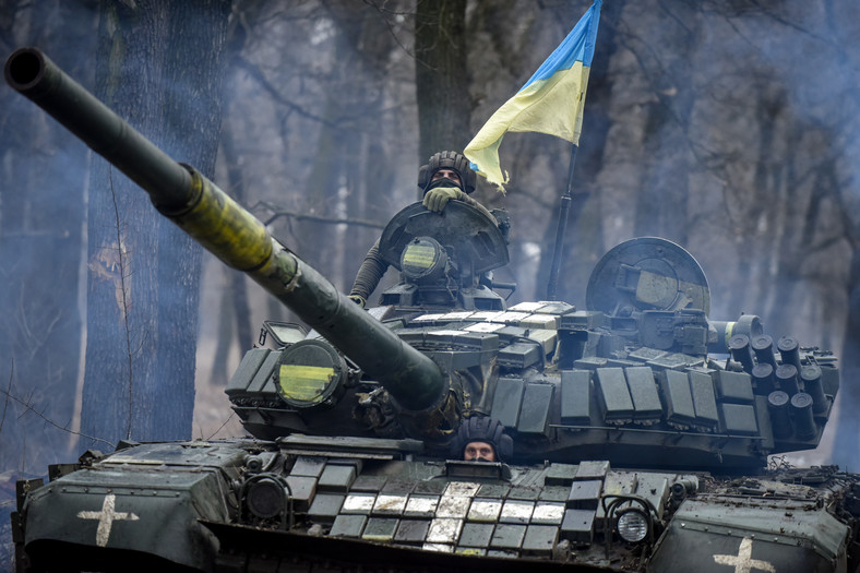 Ukraiński czołg T-72 na froncie we wschodniej części kraju (18.01.2023)