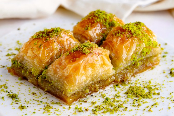 Još mi ponekad zamiriše kebab i kapadokijsko ulje od peršuna, a na vrhu jezika kao da je ostalo parčence halve i baklave s pistaćima