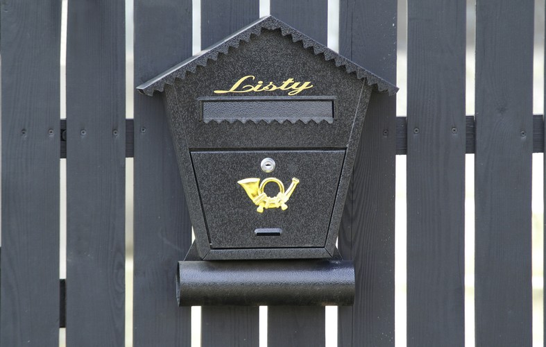 <strong>Prestiżowa porażka Poczty staje się faktem</strong><br /><br />

Zmiana warunków przetargu umożliwiła tzw. prywatnym operatorom wejście w bardzo lukratywny kontrakt i złamanie monopolu Poczty Polskiej. W listopadzie 2013 roku Poczta Polska  musiał pogodzić się z nieprzyjemna sytuacją. Polska Grupa Pocztowa – niezależny operator pocztowy - złożyła najkorzystniejszą ofertę w przetargu organizowanym przez Centrum Zakupów Instytucja Gospodarki Budżetowej na obsługę korespondencji sądów powszechnych oraz prokuratur. PGP złożyła ofertę niższą o ponad 84 mln zł od Poczty Polskiej.<br /><br />