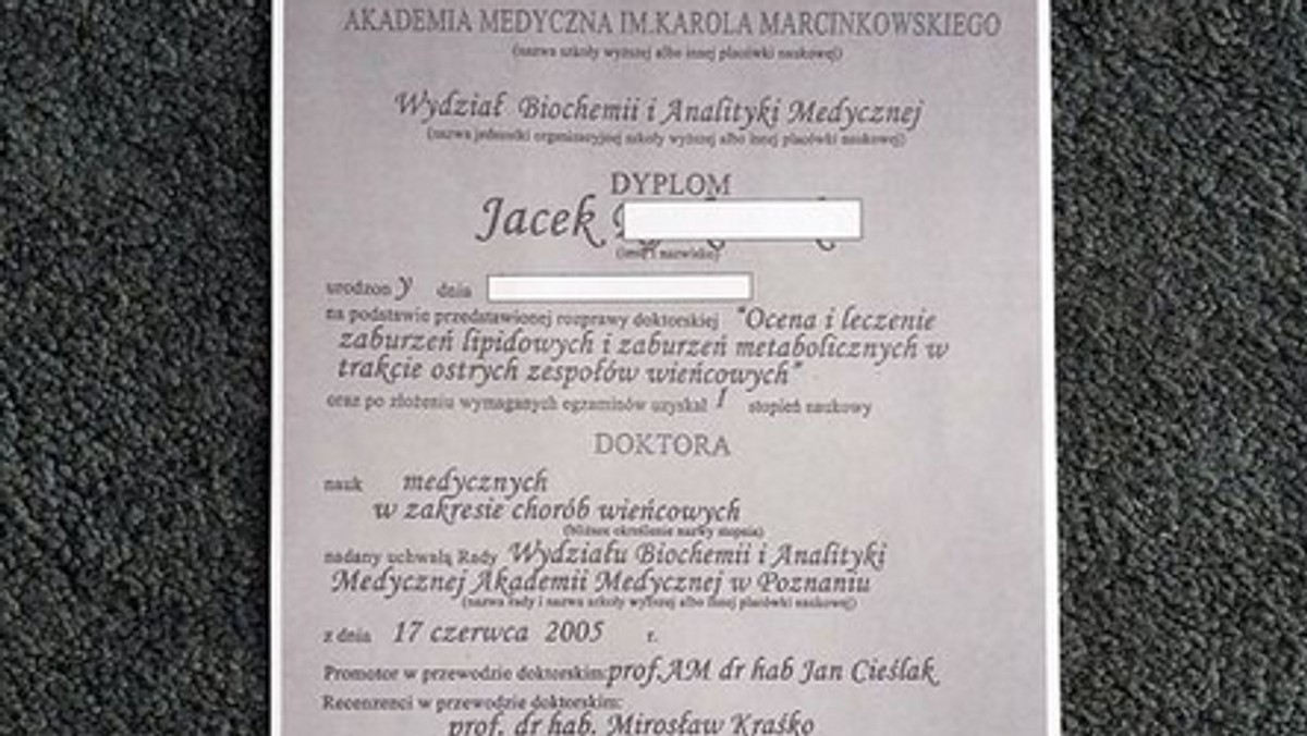 Jacek R., od 10 lat ordynator kardiologii w Wielospecjalistycznym Szpitalu - Samodzielnym Publicznym Zespole Opieki Zdrowotnej w Zgorzelcu, posługiwał się tytułem doktora oraz używał dyplomu, który najprawdopodobniej jest sfałszowany. Dzisiaj lekarz złożył wypowiedzenie z pracy - informuje portal tvn24.pl