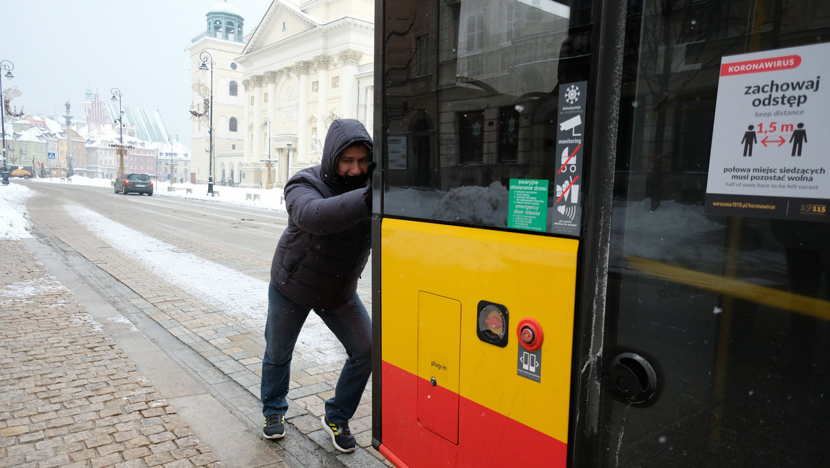 Pchał autobus w Warszawie, teraz piszą o nim zagraniczne media