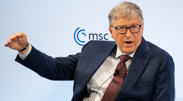 Bill Gates, a közismert filantróp milliárdos nem az általa alapított Microsoft telefonját használja, hanem a Samsungét. Ettől még a környezete tele van a saját istállójához tartozó eszközökkel. Eszközei kiálasztását a praktikum befolyásolta elsősorban a saját bevallása eszrint. No, meg a telefont ajándékba kapta. / Fotó: NorthFoto