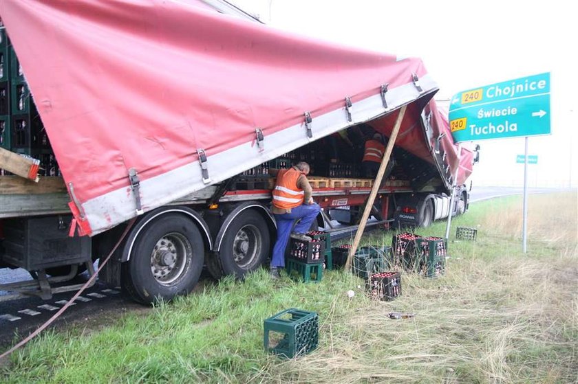 Wypadek tira wiozącego piwo