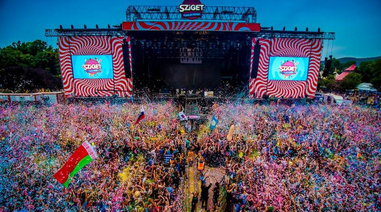 A Sziget csapatának tagjai közös énekléssel igyekeznek feldobni a hangulatot / Fotó: Sziget