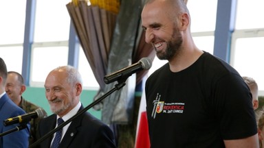 Antoni Macierewicz i Marcin Gortat spotkali się z dziećmi weteranów misji