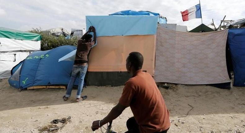 Hollande confirms Calais migrant camp shutdown, urges UK help