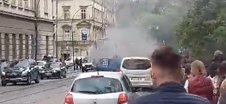 Kłęby dymu wokół tramwaju w Krakowie. Nagranie