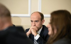 "Wziąłbym za łysy łeb i tłukł w mur". Kolejne kłopoty pisarza Jacka Piekary, Borys Budka zastanawia się nad pozwem