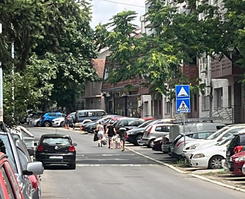 Anabela sa Blankicom ispred zgrade