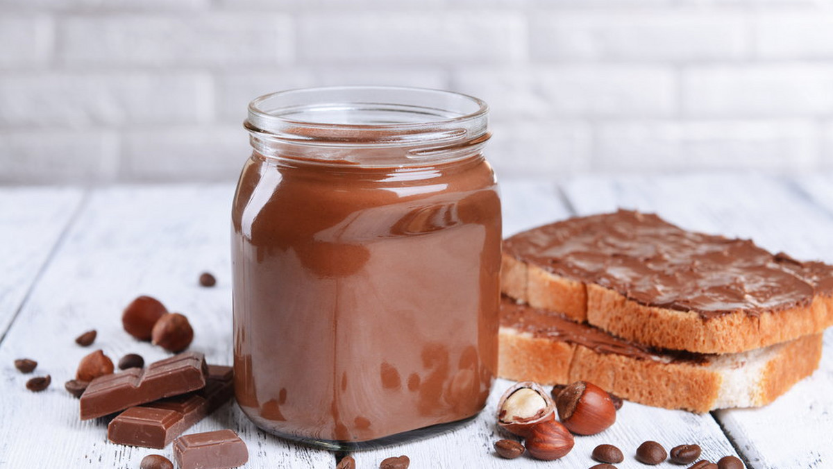 Ciężko znaleźć osobę, która nie lubi czekoladowo-orzechowego kremu Nutella. Wyjadanie jej łyżeczką ze słoika to pewnie kaloryczny grzech, którego każdy dopuścił się w swoim życiu choć raz. Okazuje się jednak, że w zasadzie wszyscy od samego początku istnienia kremu wypowiadali źle jego nazwę.