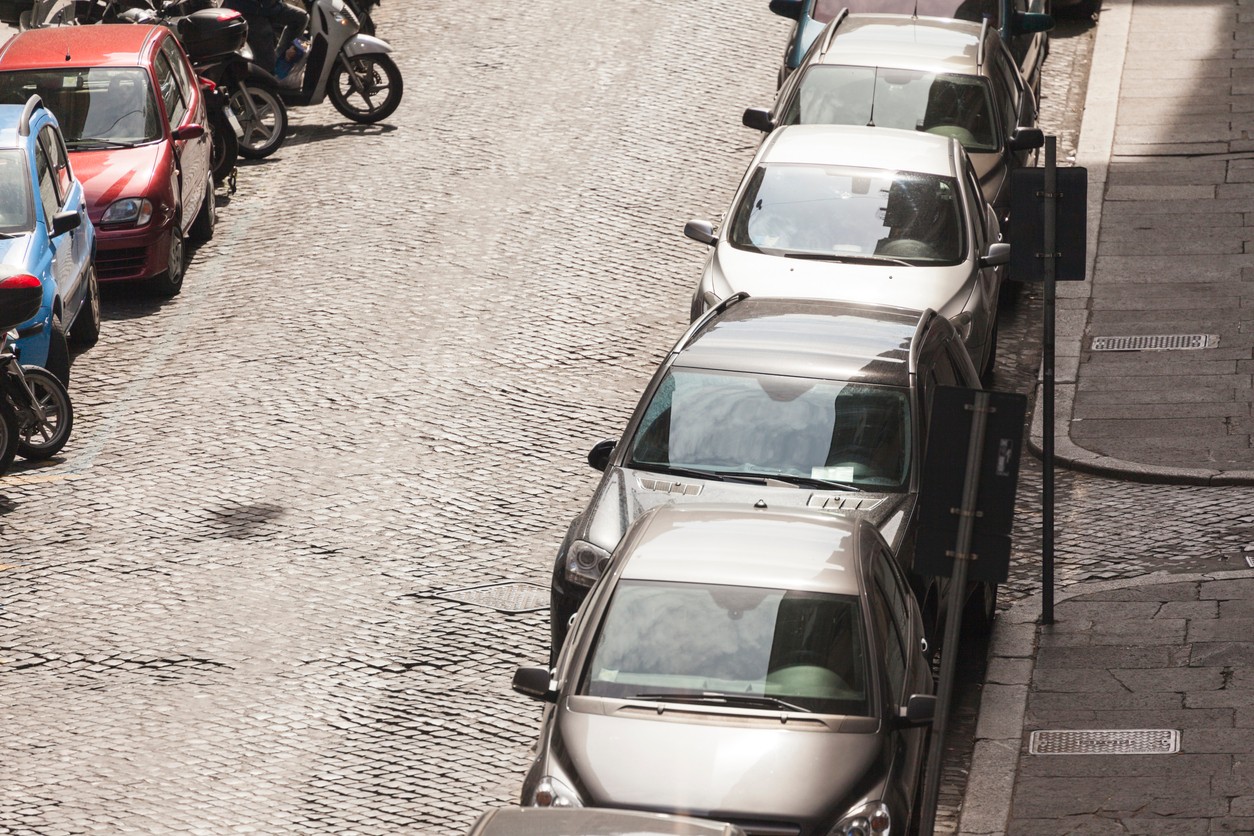 Predné kolesá vytočené k obrubníku zastavia auto aj pri zlyhaní ručnej brzdy alebo vyskočení prevodového stupňa. 