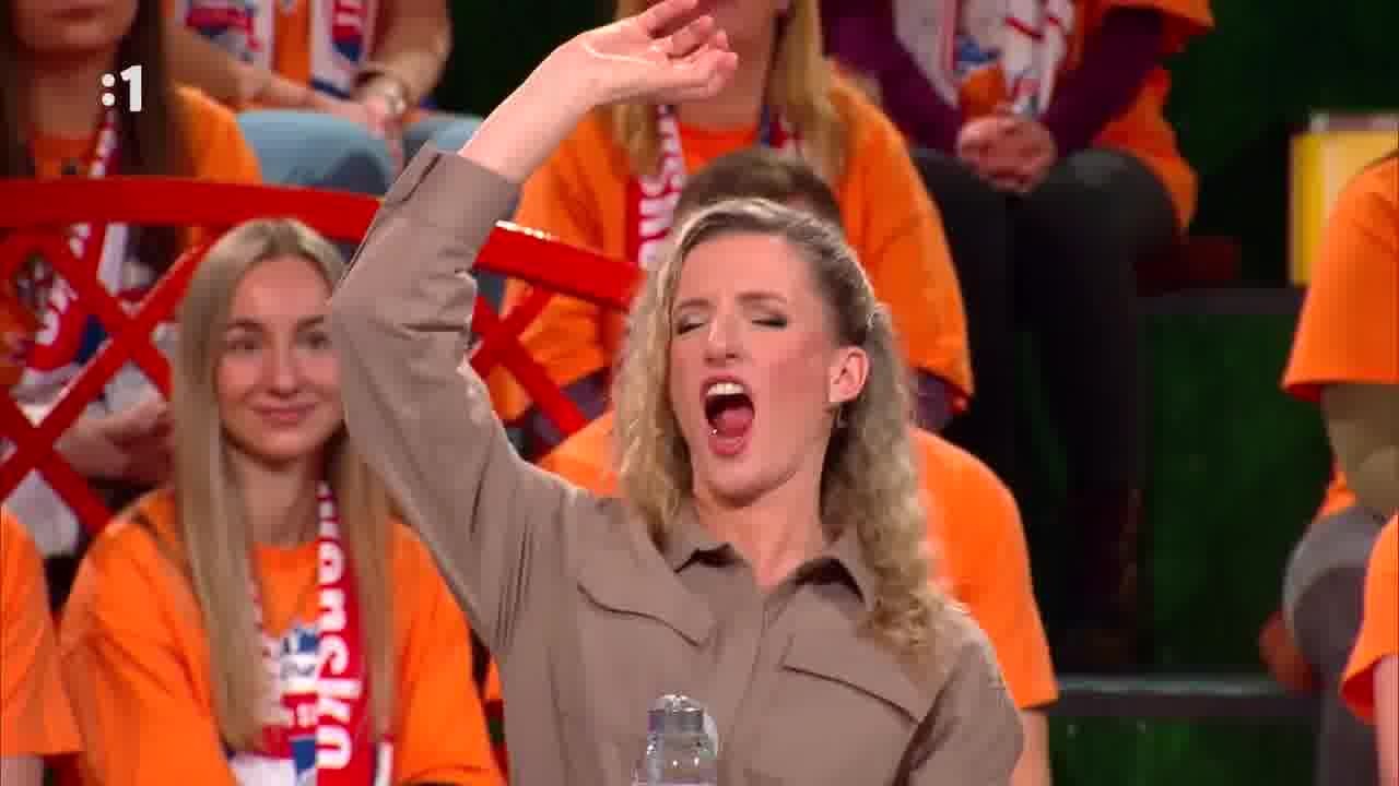 Adela Vinczeová ukazuje, ako si jej syn leje vo vani vodu na tvár.