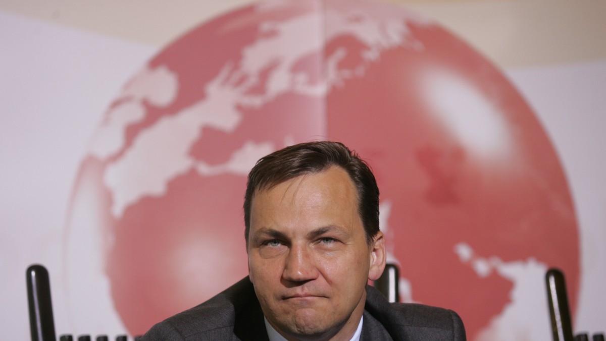 Radosław Sikorski chce podbić internet. W weekend "odpalił" swoją nową stronę (radeksikorski.pl), trafił też do najpopularniejszych serwisów społecznościowych.