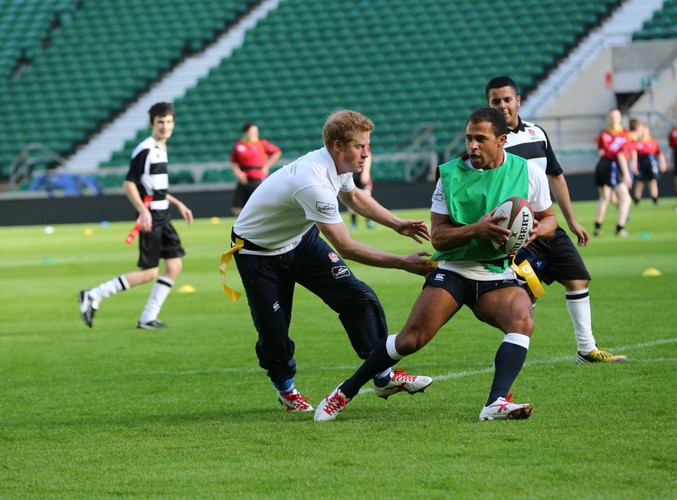 Książę Harry grał w rugby z... dziewczynami