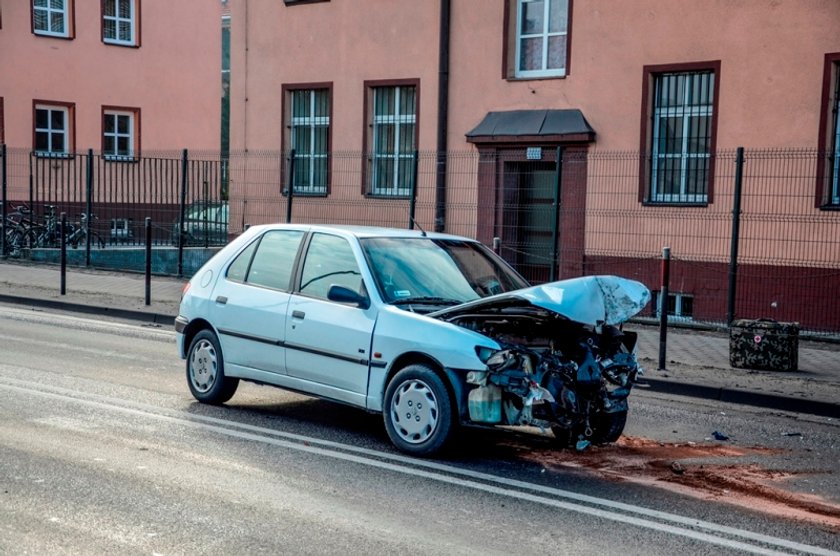 Nastolatek wymusił pierwszeństwo. Auto dostawcze wylądowało na boku