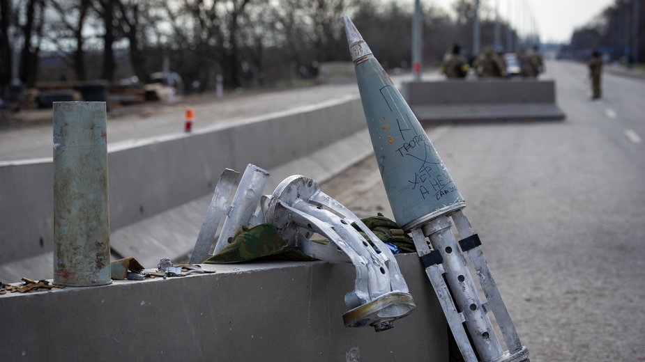 Pozostałości po rosyjskiej rakiecie przenoszącej pociski kasetowe w Mikołajewie w Ukrainie. Zdjęcie z 10 marca