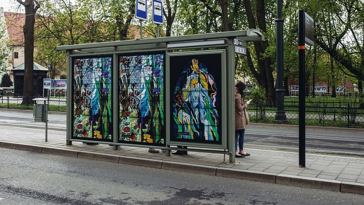 Z okazji Światowego Dnia Książki i Praw Autorskich na ulicach Krakowa pojawiły się multimedialne Przystanki Literackie Miasta Literatury UNESCO. Przybliżą podróżującym komunikacją miejską ważne postaci pisarzy związanych z Krakowem.