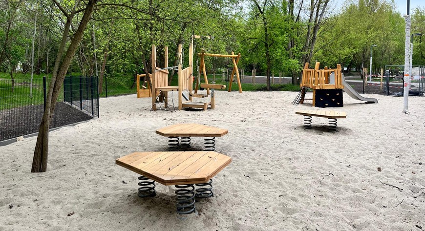 Plac zabaw dla małych dzieci jest już prawie gotowy