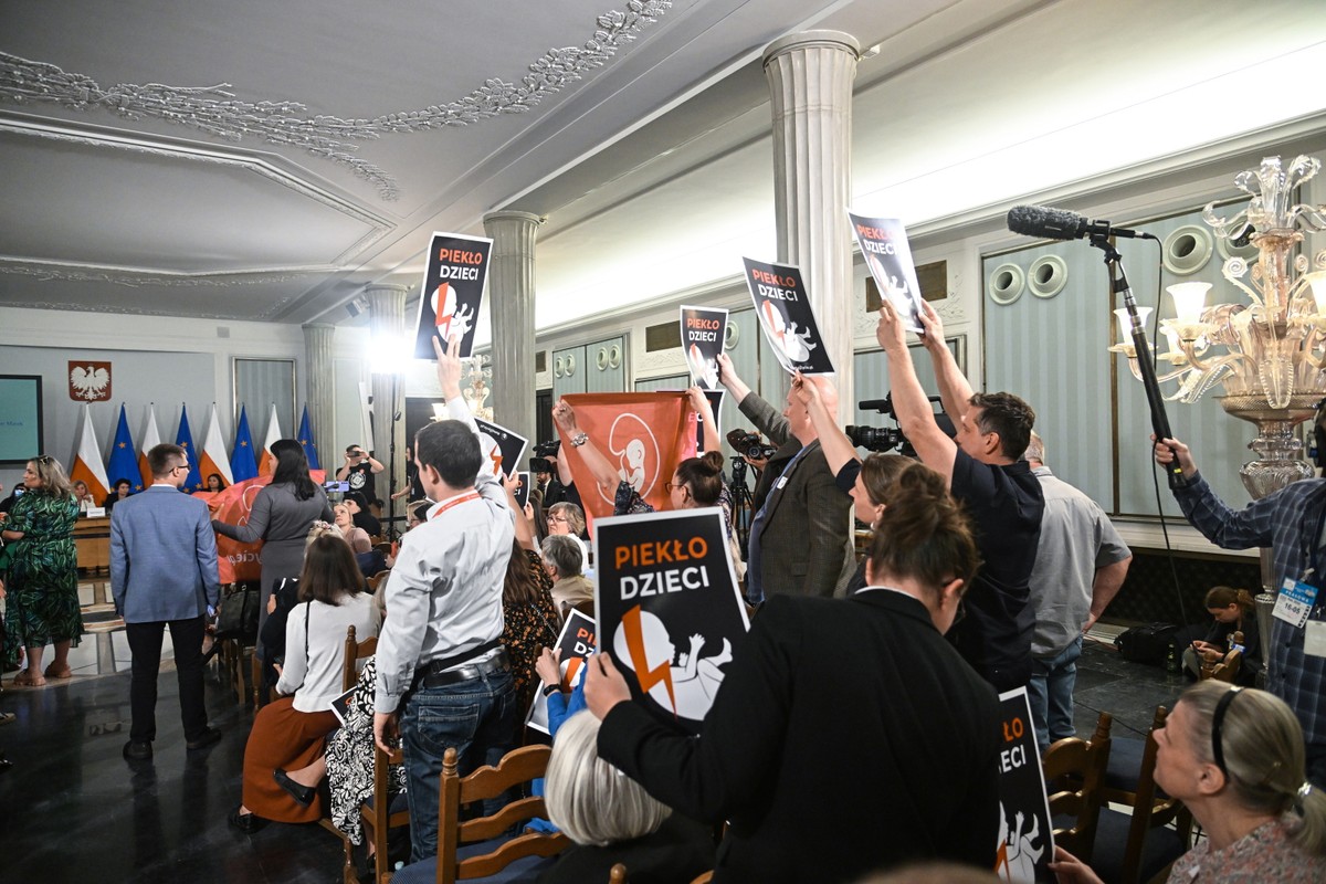 Temat aborcji w sejmie. Przepychanki, pogróżki i mowa nienawiści