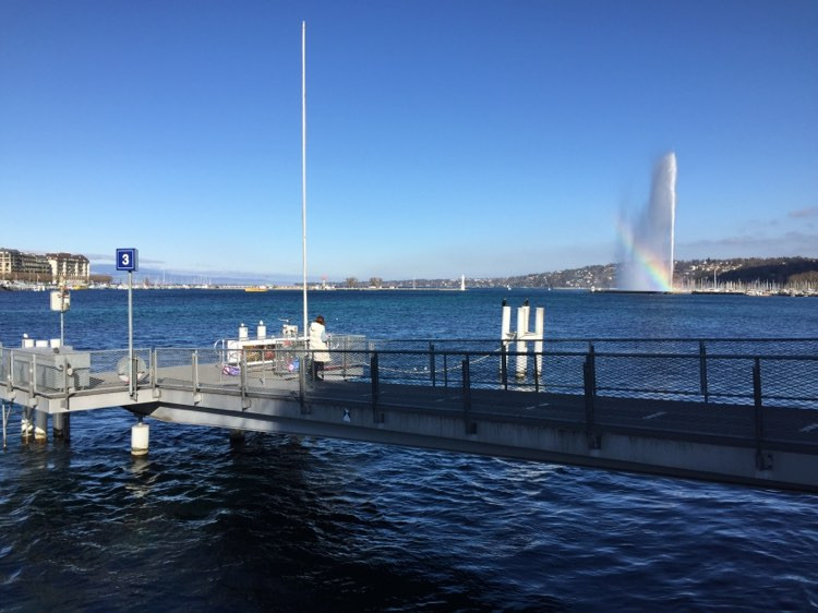 Słynna fontanna "Jet d'eau" jest wizytówką Genewy