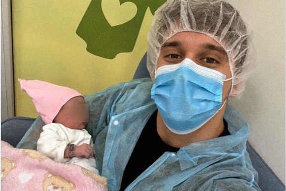 PORODILA SE ALEKSANDRA BURSAĆ Pevačica dobila ćerku sa 10 godina mlađim kolegom: Dala joj MOĆNO IME, ponosni tata podelio sliku sa naslednicom