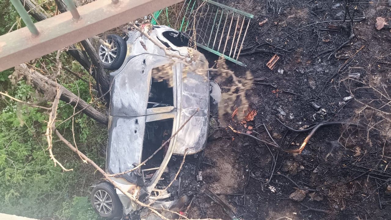 V Bratislave zhorelo auto po páde z nadjazdu a vodič nehodu neprežil.