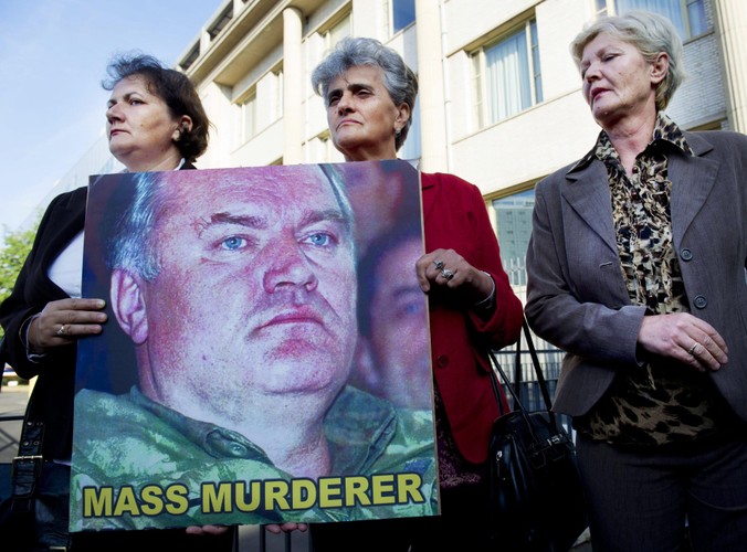 Matki mężczyzn zamordowanych w Srebrenicy demonstrują pod trybunałem w Hadze